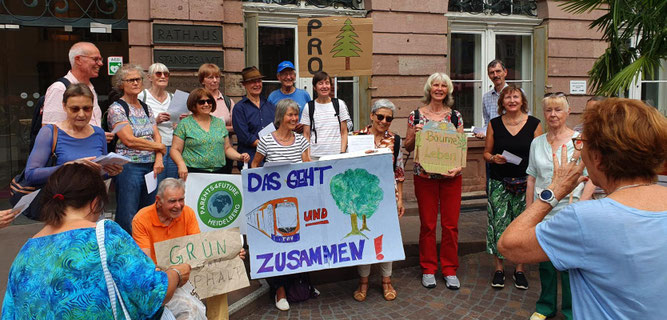 Demonstration für 13 Linden vor dem Rathaus Heidelberg am 24.06.2025. Foto: Horst Wenzel