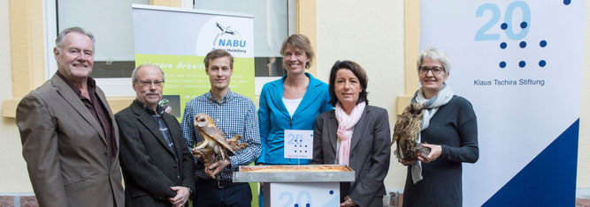 Helmut Knupfer, Karl-Friedrich Raqué, Sebastian Olschewski, Maike Petersen (NABU) sowie Beate Spiegel und Renate Ries (KTS) bei der symbolischen Spendenübergabe durch Überreichung eines Geburtstags-Kuchens. Foto: ©Klaus Tschira Stiftung