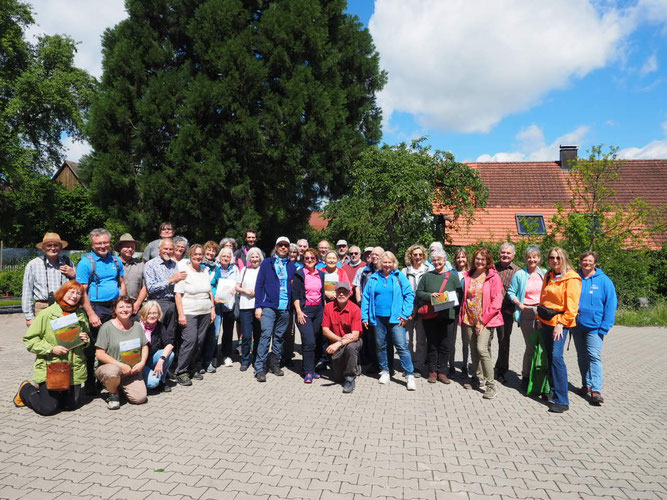 Gruppenfoto mit Herrn Rieger (Mitte in rot) von Rieger-Hofmann, Foto: Sophie Wiggenhauser