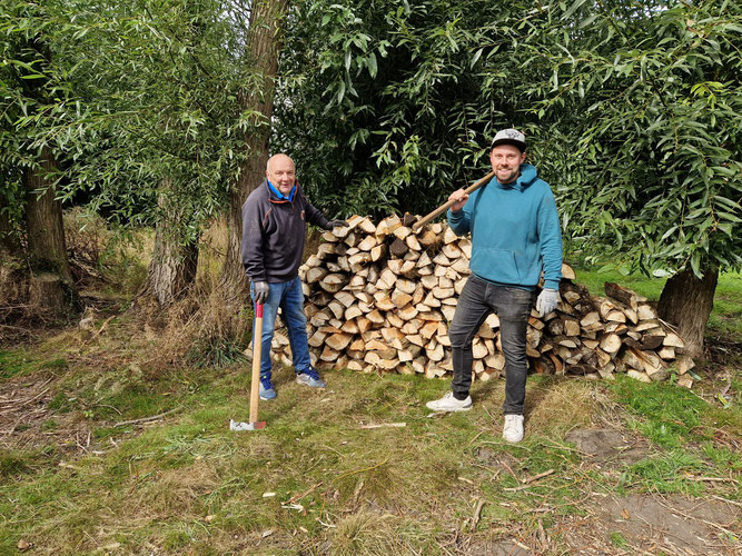 Wolfgang (l.) und René (r) fanden ihre Begeisterung für den NABU übers Holz