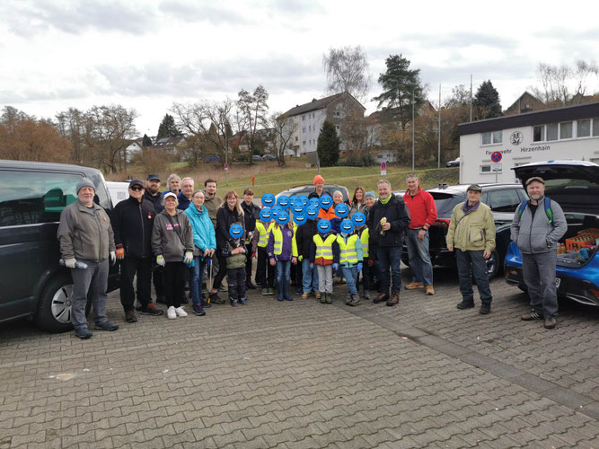 Gruppenfoto: Helfer vor dem Start der Aktion; Festplatz Hirzenhain