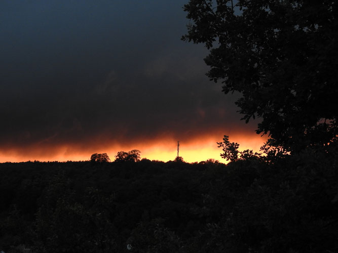 Sonnenuntergang mit einem schmalen Feuerstreifen am 06.04. (Bild: Alexander Uhl)