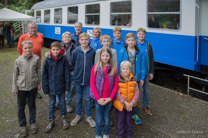 Gruppenbild mit den Gruppenleitern Eike und Gerold und Heinz Niebuhr von der Museumseisenbahn