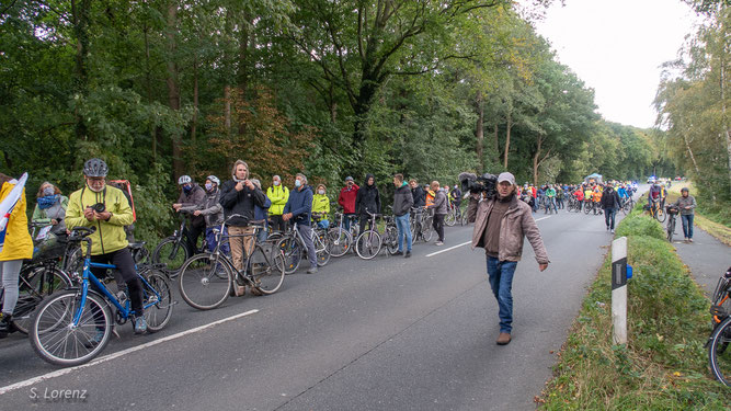 4. Oktober 2020: Wim Deekens von Gut Hahn (nicht im Bild) erläutert hier den Demonstranten die  Zerstörung eines Teils seines Waldes und die bis zu 16 m hohe Brückenkonstruktion für die Autobahn über die Kreisstrasse