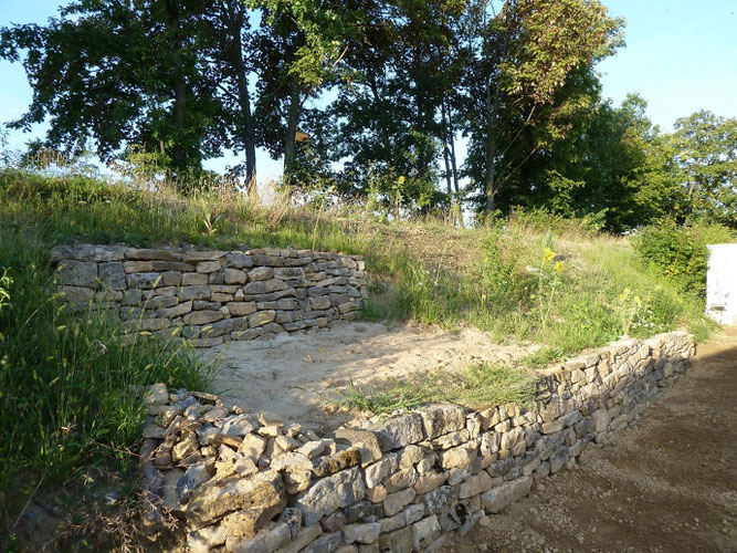 Die neu gebaute Trockenmauer im zweiten Jahr