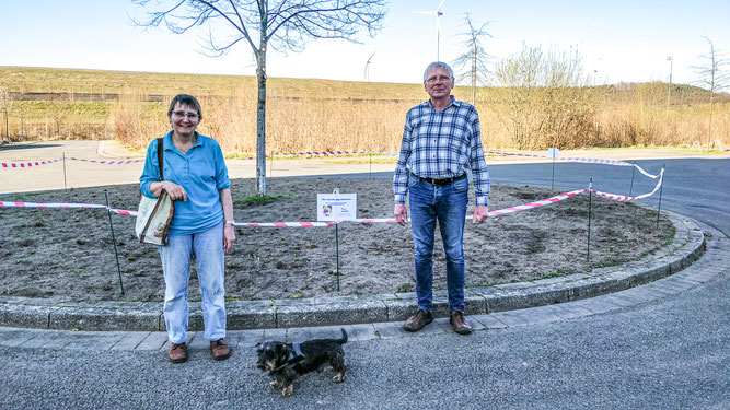 Einzäunung der eingesäten Fläche mit Hinweisschildern