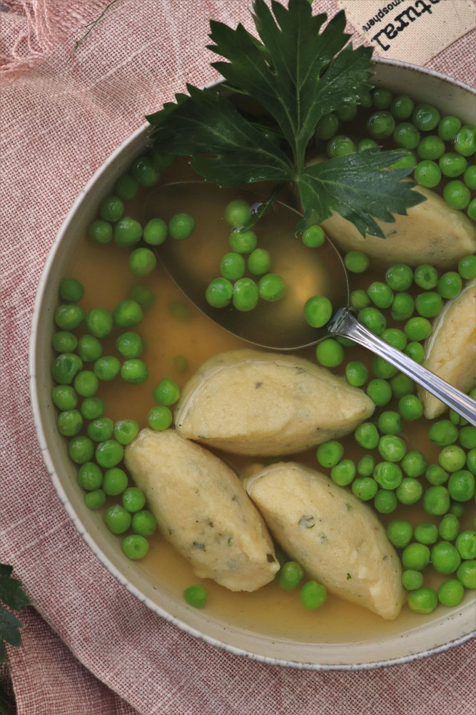 Topfennockerlsuppe mit Erbsen