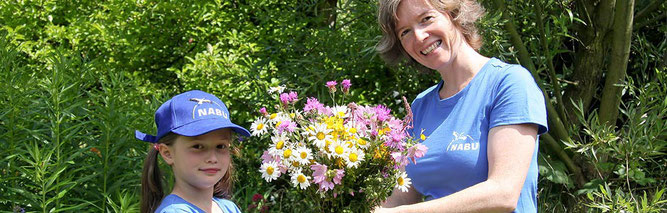 Überreichter Blumenstrauß; Foto: Christine Kuchem / NABU