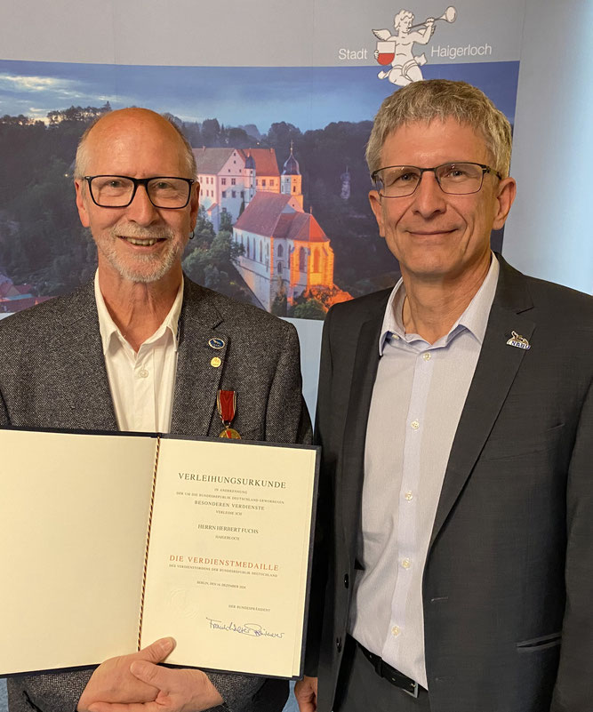 NABU-Landesgeschäftsführer Uwe Prietzel (re.) und geehrter Herbert Fuchs (li.). Foto: NABU/Daniel Schmidt-Rothmund