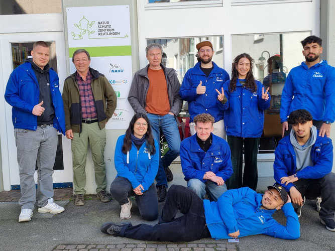 Ehrenamtliche NABU-Aktive der Gruppe Reutlingen und das aktuelle Werbeteam vor dem Reutlinger Naturschutzzentrum - Foto: Sabine Schlegel / NABU