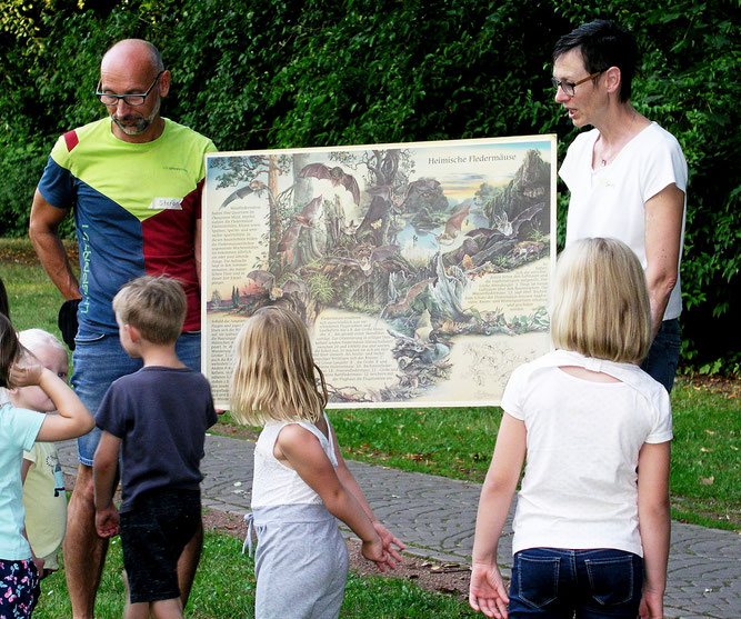 Beim Fledermausfest im Kauffmannsgarten gab es von Imke Meyer und Stefan Jacob von der AG Fledermausschutz viele Informationen zu den lautlosen Jägern der Nacht (Foto: Tanja Frischgesell)