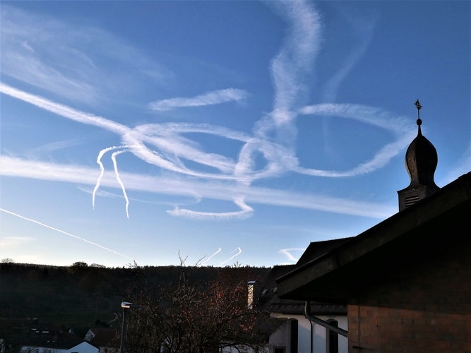 Kunst am Himmel - Übungen der  Luftwaffe 