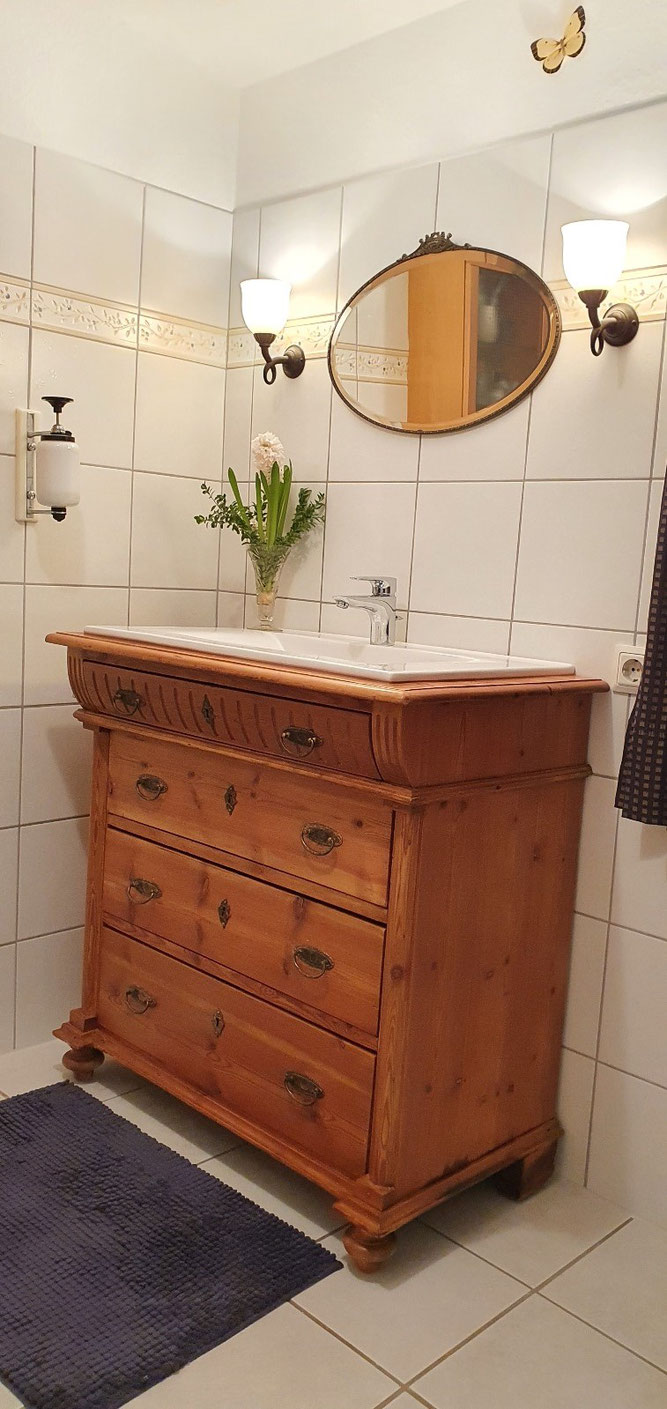 Badezimmeridee rustikaler Landhausstil Waschtisch aus Massivholz 