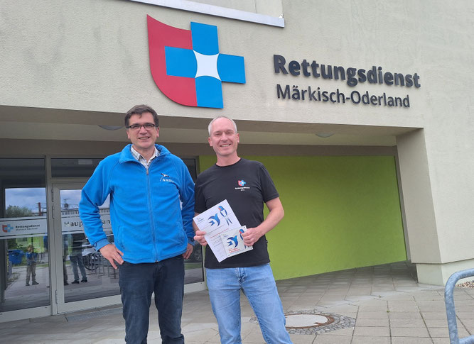 Unser Vorsitzender Felix Grützmacher überreichte die Urkunde und Plakette an den Geschäftsführer des schwalbenfreundlichen Rettungsdienstes MOL, Herrn Daniel Werner. Foto: F. Grützmacher