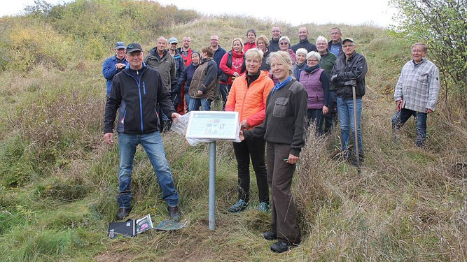 Eine Gruppe von Menschen enthüllt eine Infotafel auf dem Tannenberg