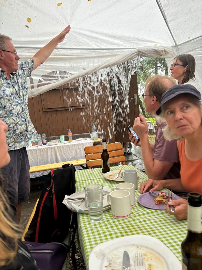 Wassermassen vom Dach, Foto Reinhard Bretträger