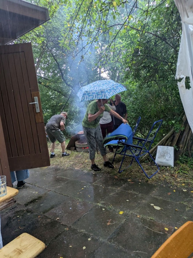 Grillen im Regen, Foto Daniel Baier