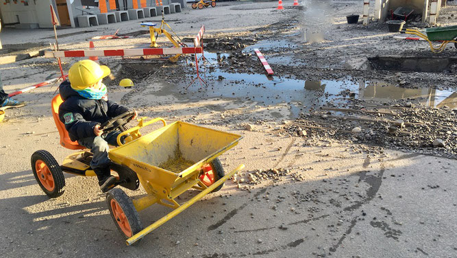 Kinder spielen auf der Baustelle