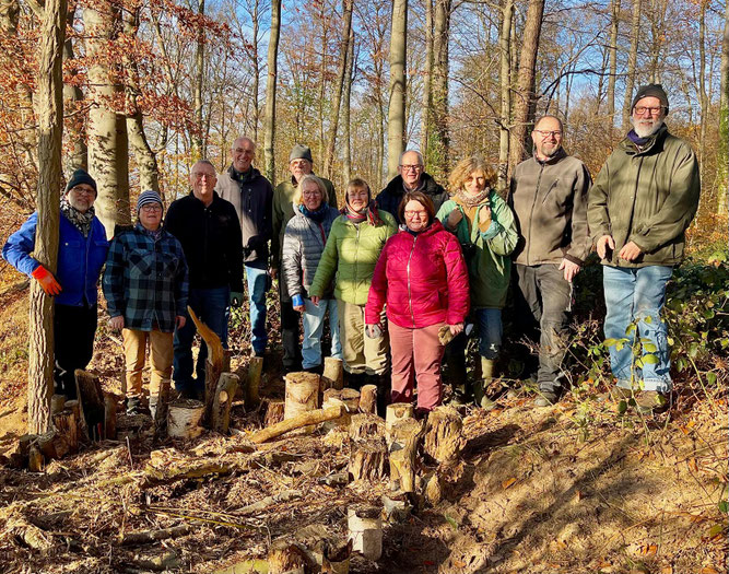 Team beim Bau des Meilers.     Bild: Werner Schiller
