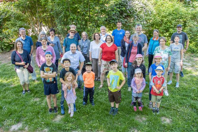 Einige Aktive des NABU Mauer und der NAJU Mauer im Schulhof der Norbert-Preiß-Grundschule, Mai 2022 (Foto: B. Budig)