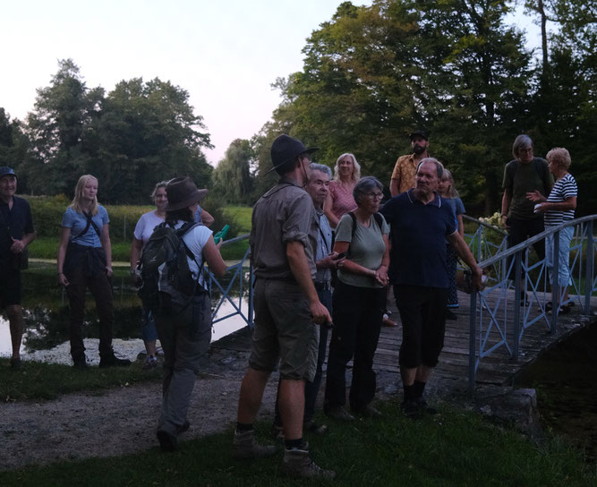 Besucher und Aktive beim Netzfang