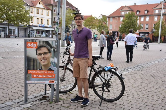 Florian Reinhart vor seinem Wahlplakat. Foto: Carla Ober