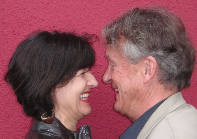 im Bild sind Margit Königsecker, Coach & Trainerin und ihr Mann, Johann Vielberth, Homöopath - sehen sich an und lächeln