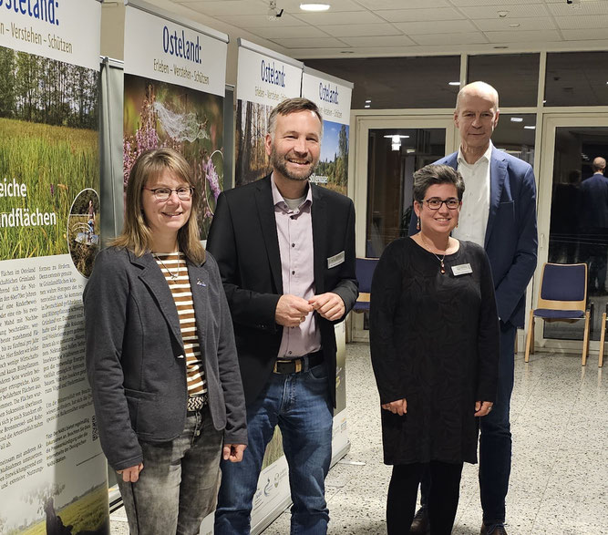 Eröffnen die Ausstellung: Sarina Pils (ÖNSOR), Torsten Lühring (Erster Kreisrat) Wiebke Dollen-bacher (Stellv. Leiterin Naturschutzamt Rotenburg), Walter Lemmermann (NABU Bremervörde-Zeven). Es fehlt Claus List (AG Osteland). Foto: Landkreis Rotenburg