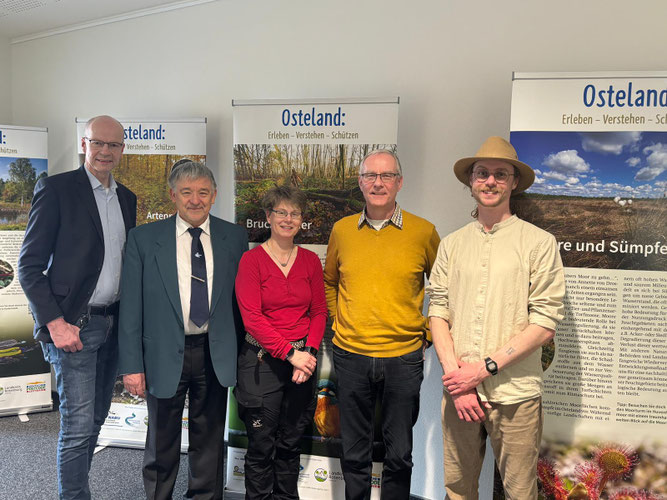 Eröffnung der Ausstellung, von links: Walter Lemmermann (Vorsitzender NABU Bremervörde-Zeven), Rein-hard Lindenberg (AG Osteland), Sarina Pils (ÖNSOR), Gerhard Kahrs (Samtgemeindebürgermeister Selsingen), Jan-Hauke Jannssen (ÖNSOR). Foto: Iris Mahnken