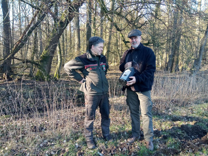 Dipl. Biologe und NABU-fledermausexperte Axel Roschen erklärt Revierförster Siegfried Rakowitz die Bedeutung von Fledermauskästen 