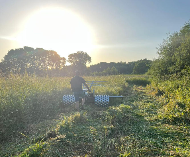 Mitarbeiter der ÖNSOR im Einsatz mit dem Stachelwalzenbalkenmäher, Foto: ÖNSOR, F. Koeneke