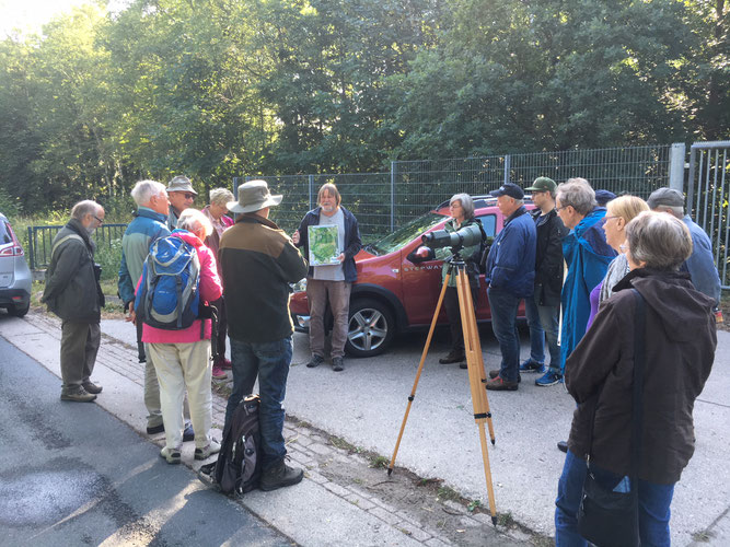 Herr Pannbacker gibt erste Infos vor dem Start ins Gelände (Foto: Helmut Hanssen)