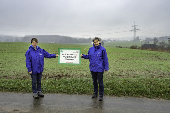 Foto Hendrik Plooij: Ein Beispiel für Flächenfrass und wenig innovativ - 30 ha wertvollstes Ackerland sollen in Oberbehme an der Werreaue der Erweiterung des interkommunalen Industriegebiets der Gemeinden Hiddenhausen und Kirchlengern weichen