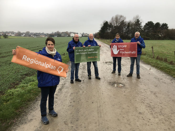 Foto: F. Diebrok - Protest von NABU-Mitgliedern am Lüningsweg in Bünde-Hunnebrock. Hier sollen über 50 ha Acker- und Wiesenfläche zukünftig für Wohnen und Gewerbe genutzt werden können, wenn es nach den Wünschen der Stadt und der Bezirksregierung geht.  