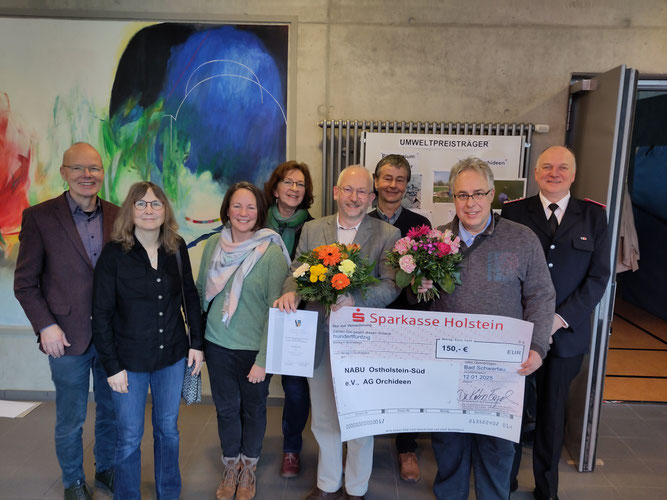 Die Engangierten des NABU Ostholstein-Süd freuen sich über die Auszeichnung, die Martin Engelbrecht und Henning Völkl für ihren Einsatz für die Orchideenwiesen beim Jahresempfang der Stadt Bad Schwartau erhalten haben. 