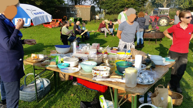 Das offene Buffet aus mitgebrachten Speisen / Foto: NABU