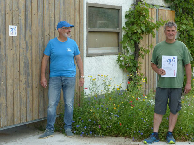 Dionys Metzinger (rechts) hat die Urkunde zum Schwalbenfreundlichen Haus von Martin Klatt bekommen, Foto: Markolf