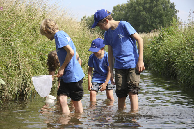 Auf Freizeiten können Kinder in Gemeinschaft mit andern die Natur entdecken. (Foto: NABU/C.Kuchem) 