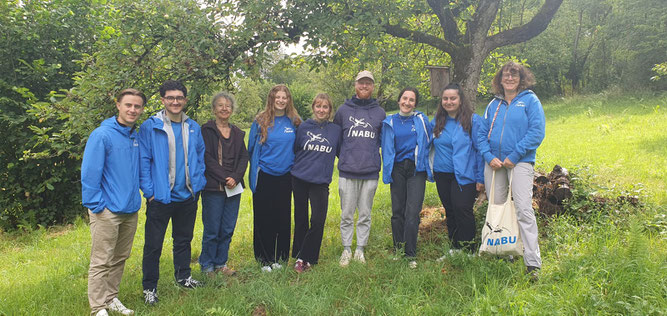 Andrea Frings von der Trierer NAJU-Gruppe (3.v.l.) und Sonja Naumann, zuständig für das Flächenkataster des NABU Region Trier (1.v.r.), mit den jungen Leuten auf der Streuobstwiese im Trierer Tiergartental