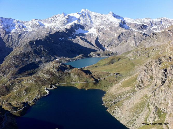 la strada  panoramica che ci accompagna allo start del giro anticipa quanto di bello hanno visto i nostri occhi durante la gita