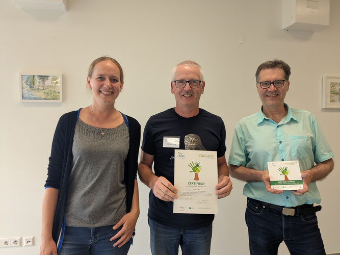 Von links: Die NABU-Landesvorsitzende Cosima Lindemann, der frisch gebackene Kita-Naturbotschafter Stefan Jung und Torsten Kram vom Ministerium für Klimaschuztz, Umwelt, Energie und Mobilität Rheinland-Pfalz (Bild: Robert Egeling, NABU)