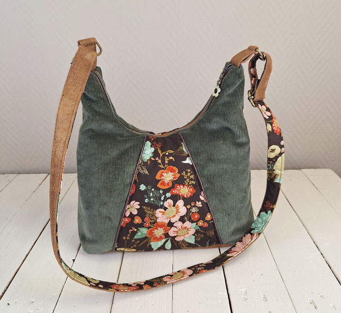 sac à bandoulière femme, inspiration forêt, nature, velours côtelé kaki, tissu marron avec fleurs colorées, faux cuir camel, cadeau original pratique 