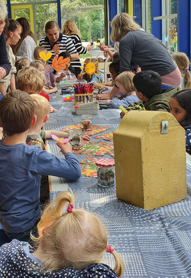 Bild: Fleißige Kinder basteln fleißige Bienen; Foto: Hildegard Gölzer