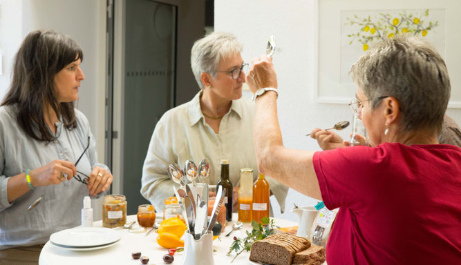 Bild: Was schmeckt besser? Das Ebereschen-Zucchini-Chutney oder der Ketchup aus der Hagebutte, der „Zitrone des Himmels“? Foto: Thomas Gölzer