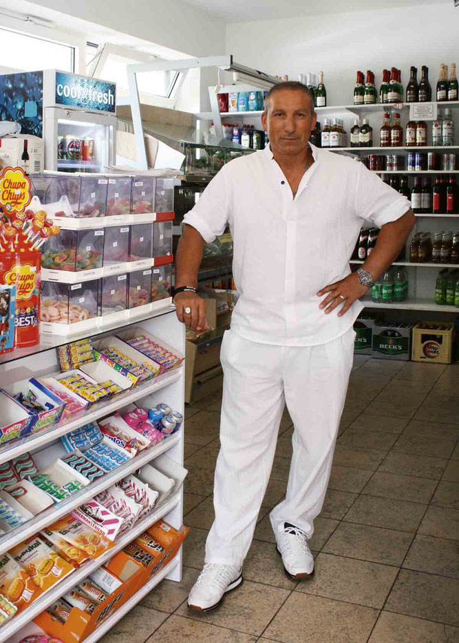 Ilyas erlebt jeden Tag neue Dinge in seinem Kiosk in der Findorffstraße. Foto © Mathias Rätsch, www.raetsch.de