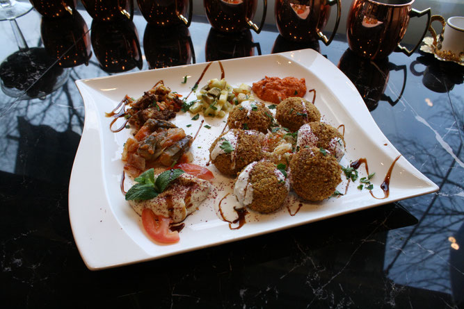 Der Falafelteller von »Falafel Queen«, Foto: Mathias Rätsch © Findorff Verlag