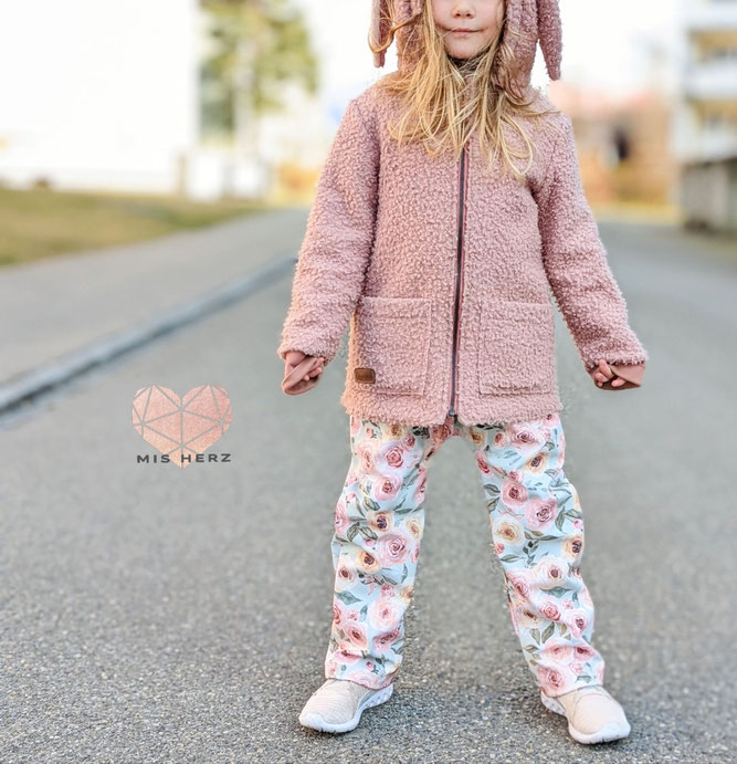 Mädchen in rosa Teddy-Fleece-Jacke mit Häschenohren-Kapuze und Rosen-Outdoorhose - Outdoor Kids Kollektion | Scherzinger-Baby