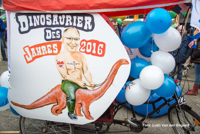 Bayer-Chef Baumann als Dinosaurier des Jahres. Foto: Ludo Van den Bogaert