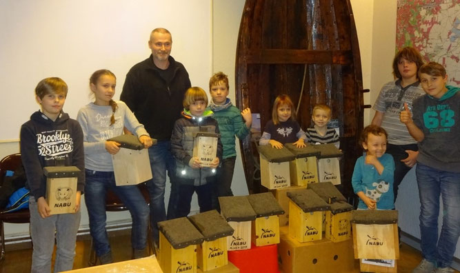 Die Nistkästen können Weihnachten verschenkt werden, die anderen werden in Plaußig und Umgebung aufgehängt. Foto: Mika Vormbaum