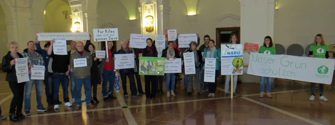 Demonstration der Anwohner gemeinsam mit NABU und Ökolöwe. Foto: Karsten Peterlein